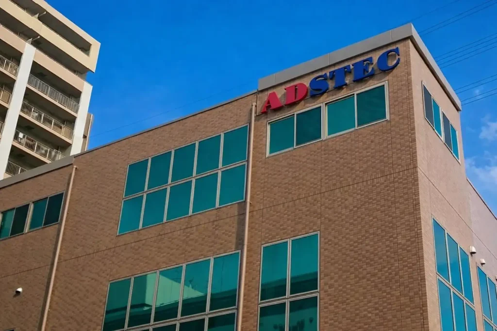 株式会社エーディーエステックの外観写真。レンガ調のモダンな自社ビル