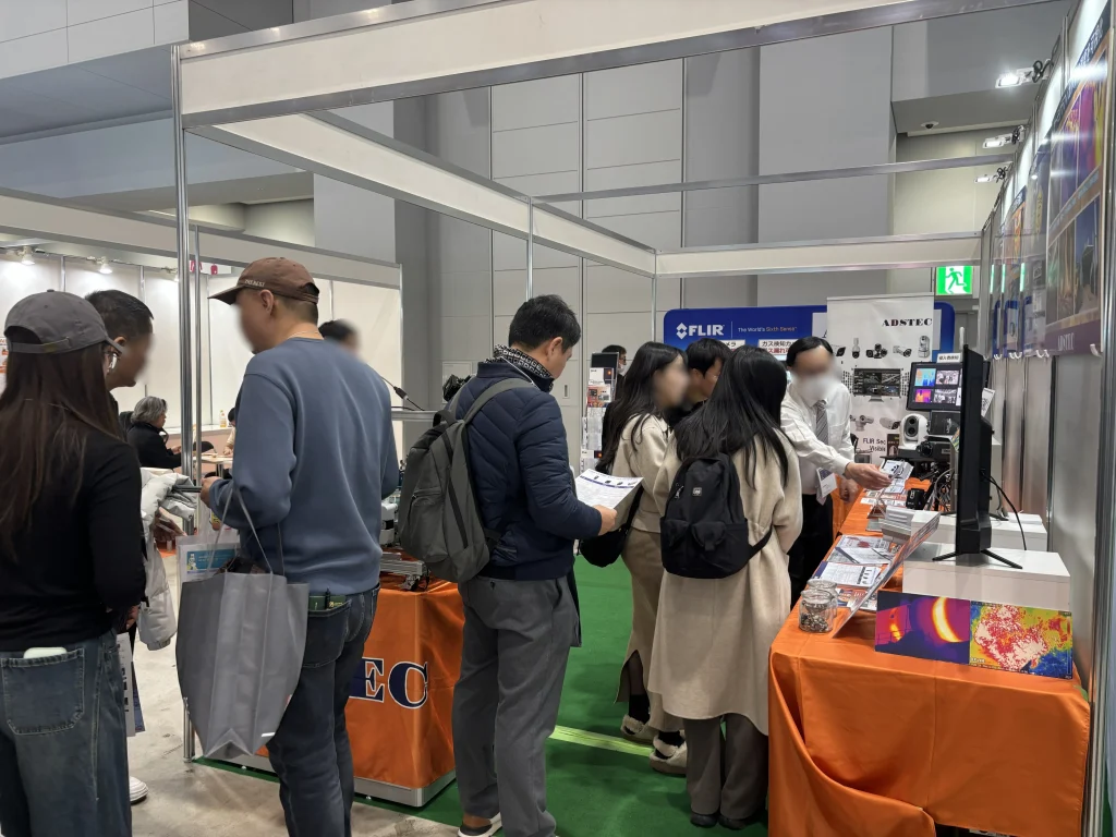 ENEX2026のエーディーエステック展示ブース内の製品展示風景