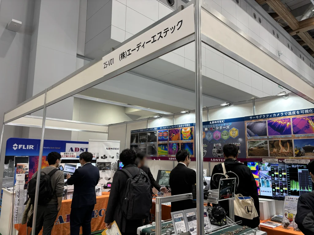 ENEX2026におけるエーディーエステックの展示ブースと来場者の様子