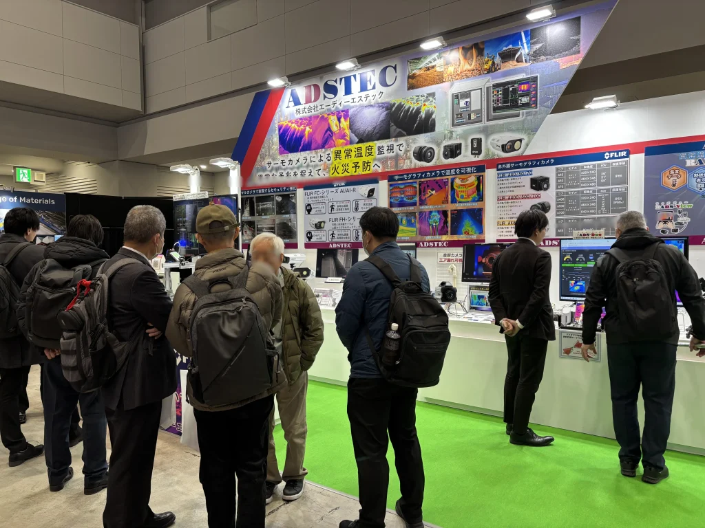 来場者が製品説明やデモを見る様子