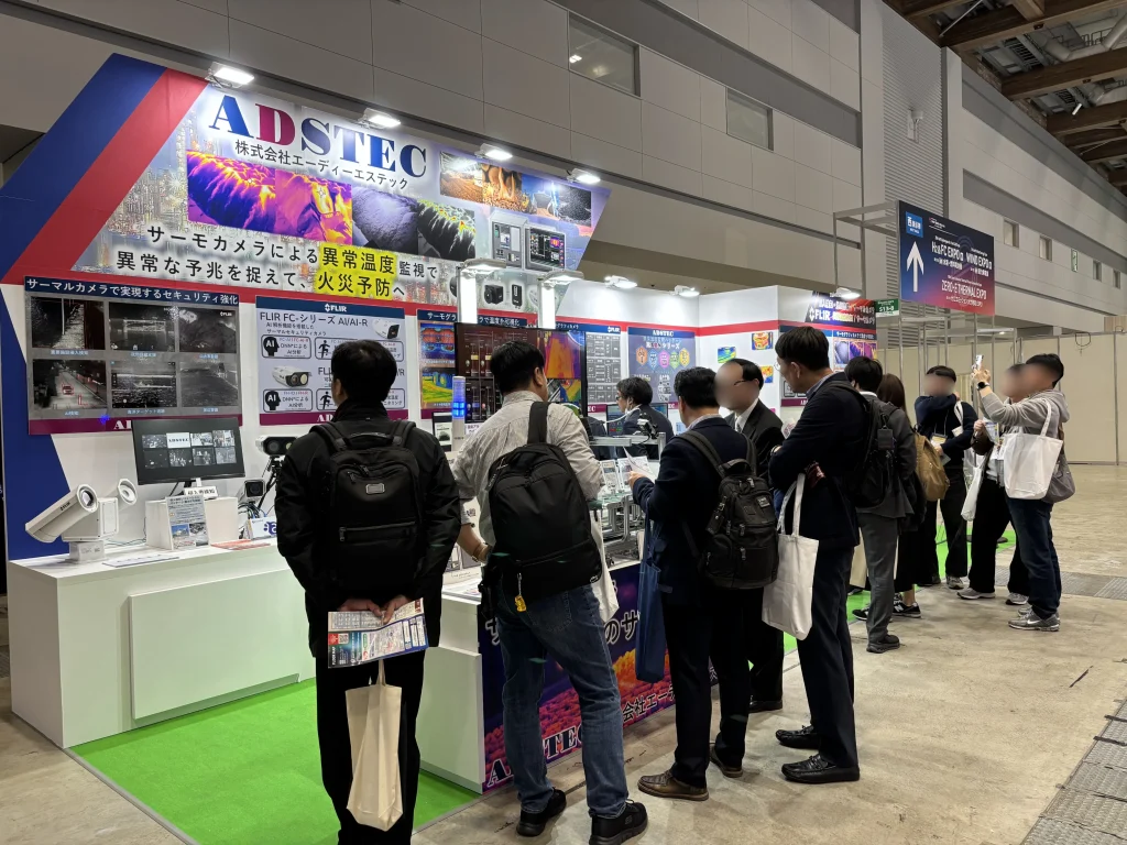 多くの来場者で賑わうADSTEC展示ブースの様子