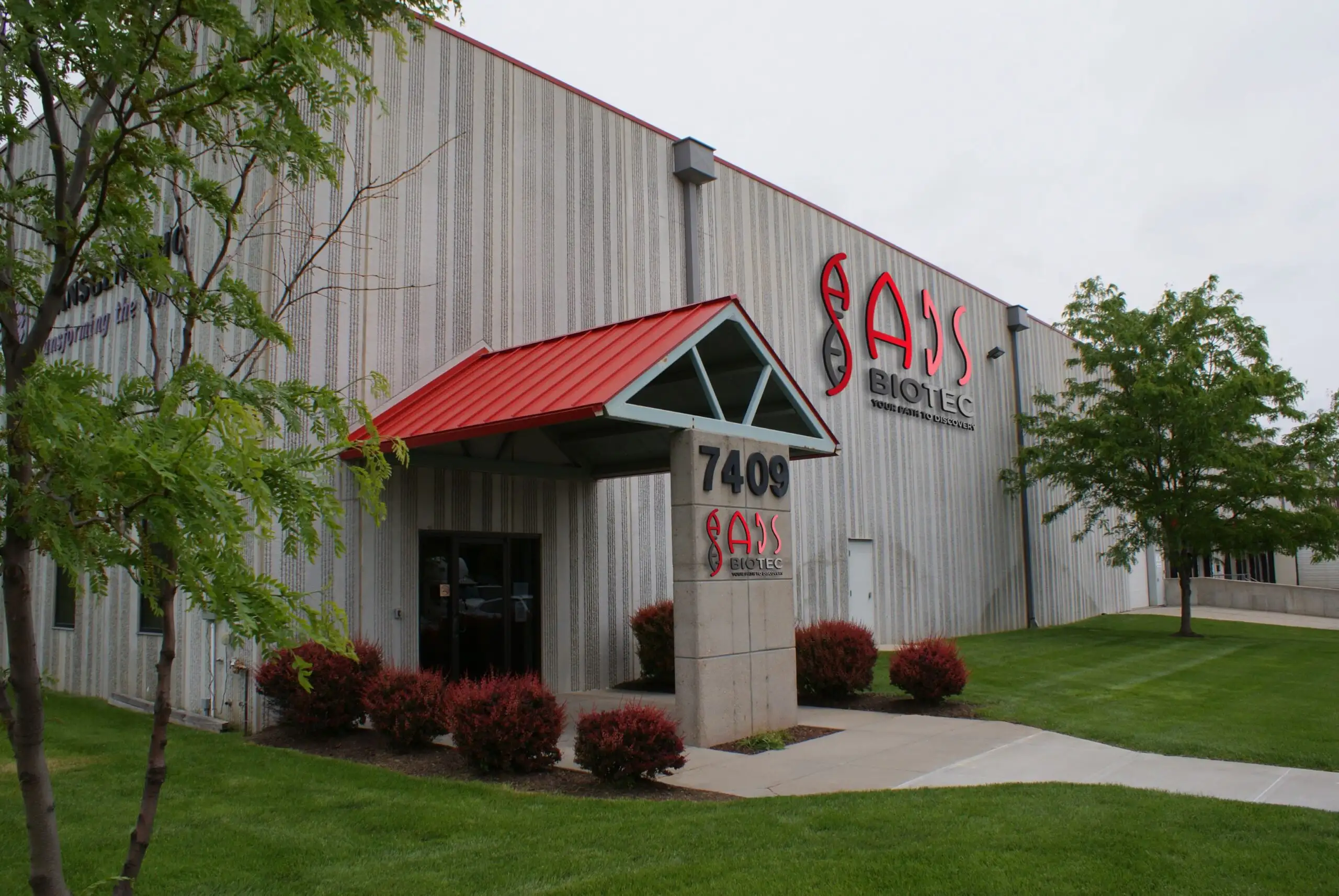 ADS Biotec社の施設外観と会社紹介イメージ